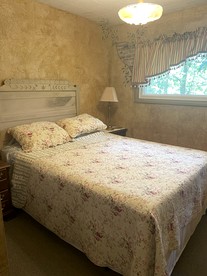 Peaceful Cabin Getaway Overlooking Tuscarawas River Valley in New Philadelphia, Ohio - New Philadelphia, Ohio - glamping.directory