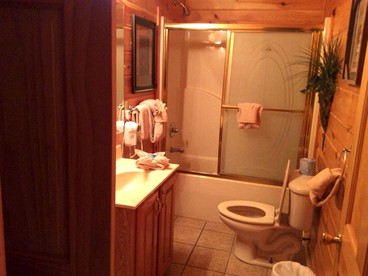 Spacious Cabin in Sevierville, for Relaxing Tennessee Getaways with the Family - Sevierville, Tennessee - glamping.directory