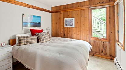 Awesome Impressive Rental with Jacuzzi and Countryside Views in Vermont - Warren, Vermont - glamping.directory