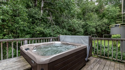 Awesome Impressive Rental with Jacuzzi and Countryside Views in Vermont - Warren, Vermont - glamping.directory