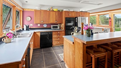 Awesome Impressive Rental with Jacuzzi and Countryside Views in Vermont - Warren, Vermont - glamping.directory