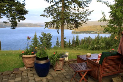 Luxurious Waterfront Cabin with Hot Tub in Coeur d'Alene, Idaho - Coeur d'Alene, Idaho - glamping.directory