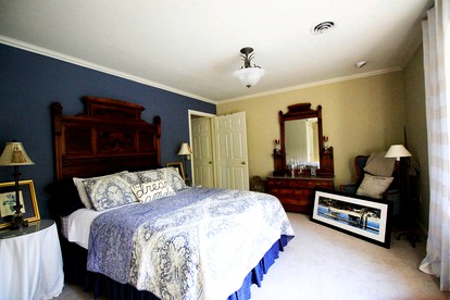 Luxurious Waterfront Cabin with Hot Tub in Coeur d'Alene, Idaho - Coeur d'Alene, Idaho - glamping.directory