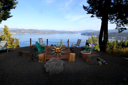 Luxurious Waterfront Cabin with Hot Tub in Coeur d'Alene, Idaho - Coeur d'Alene, Idaho - glamping.directory