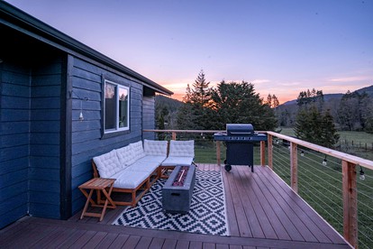 Amazing Mountain Views in this Charming Cottage with a Hot Tub in Sequim, Washington - Sequim, Washington - glamping.directory