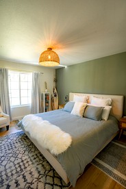 Amazing Mountain Views in this Charming Cottage with a Hot Tub in Sequim, Washington - Sequim, Washington - glamping.directory