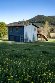 Amazing Mountain Views in this Charming Cottage with a Hot Tub in Sequim, Washington - Sequim, Washington - glamping.directory