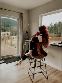 Amazing Mountain Views in this Charming Cottage with a Hot Tub in Sequim, Washington - Sequim, Washington - glamping.directory