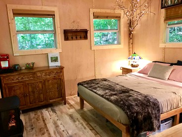 Glamping Tree House on an Impressive Property in Norwich, Connecticut - Bozrah, Connecticut - glamping.directory