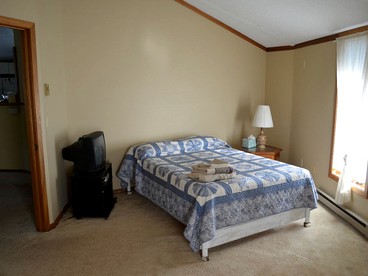 Charming Waterfront Cottage Rental on Cedar Lake near Annandale, Minnesota - Annandale, Minnesota - glamping.directory