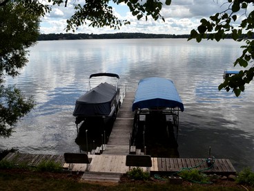 Charming Waterfront Cottage Rental on Cedar Lake near Annandale, Minnesota - Annandale, Minnesota - glamping.directory