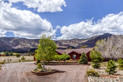 Unique Vacation Rental with Panoramic Mountain Views and Fantastic Backyard Patio in Flagstaff, Arizona - Flagstaff, Arizona - glamping.directory