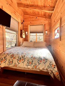 Dreamy Tree House Getaway for a Romantic Retreat - Copperhill, Tennessee - glamping.directory