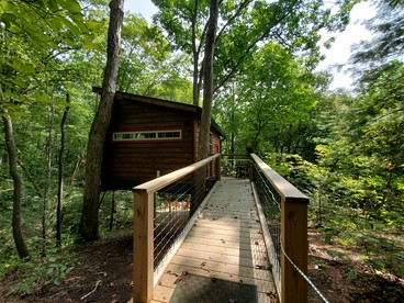 Dreamy Tree House Getaway for a Romantic Retreat - Copperhill, Tennessee - glamping.directory