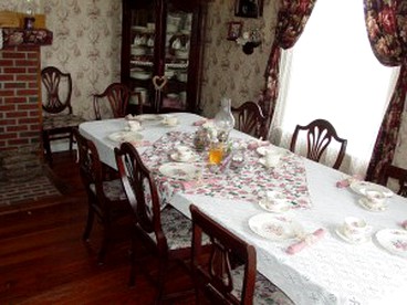 Historic Cottage Rental with Incredible Views near Clarksville, Tennessee - Indian Mound, Tennessee - glamping.directory