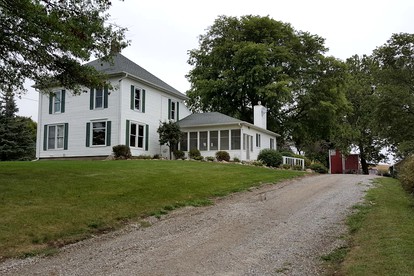 Comfortable Room Rental for a Vacation in Poweshiek County, Iowa - glamping.directory