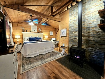 Romantic Creekside Cabin Retreat with Hot Tub, Fire Pit and Peaceful Forest Views in Sautee Nacoochee, Georgia - Sautee Nacoochee, Georgia - glamping.directory