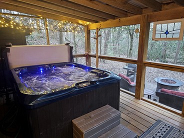 Romantic Creekside Cabin Retreat with Hot Tub, Fire Pit and Peaceful Forest Views in Sautee Nacoochee, Georgia - Sautee Nacoochee, Georgia - glamping.directory