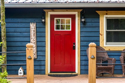 Romantic Creekside Cabin Retreat with Hot Tub, Fire Pit and Peaceful Forest Views in Sautee Nacoochee, Georgia - Sautee Nacoochee, Georgia - glamping.directory