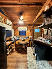 Romantic Creekside Cabin Retreat with Hot Tub, Fire Pit and Peaceful Forest Views in Sautee Nacoochee, Georgia - Sautee Nacoochee, Georgia - glamping.directory