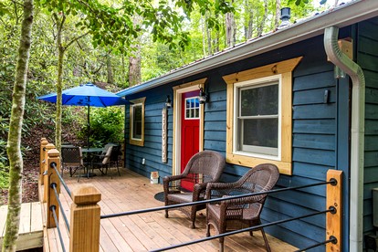 Romantic Creekside Cabin Retreat with Hot Tub, Fire Pit and Peaceful Forest Views in Sautee Nacoochee, Georgia - Sautee Nacoochee, Georgia - glamping.directory