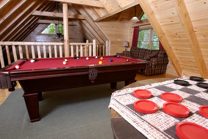 Lovely Cabin with Pool Table, Hot-Tub and Pool in Sevierville, Tennessee - Sevierville, Tennessee - glamping.directory