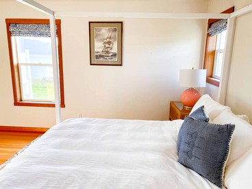Luminous Cottage with Lofted Interior, Large Deck, Jacuzzi and Splendid Views in Washington - Lummi Island, Washington - glamping.directory
