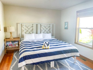 Luminous Cottage with Lofted Interior, Large Deck, Jacuzzi and Splendid Views in Washington - Lummi Island, Washington - glamping.directory