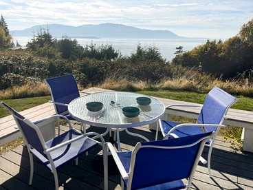 Luminous Cottage with Lofted Interior, Large Deck, Jacuzzi and Splendid Views in Washington - glamping.directory