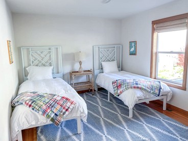 Luminous Cottage with Lofted Interior, Large Deck, Jacuzzi and Splendid Views in Washington - Lummi Island, Washington - glamping.directory
