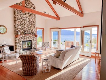 Luminous Cottage with Lofted Interior, Large Deck, Jacuzzi and Splendid Views in Washington - Lummi Island, Washington - glamping.directory