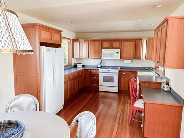 Luminous Cottage with Lofted Interior, Large Deck, Jacuzzi and Splendid Views in Washington - Lummi Island, Washington - glamping.directory