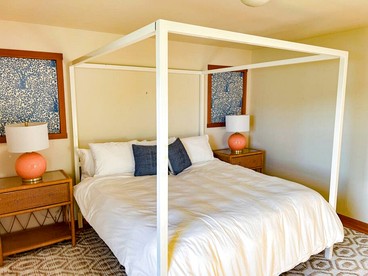 Luminous Cottage with Lofted Interior, Large Deck, Jacuzzi and Splendid Views in Washington - Lummi Island, Washington - glamping.directory