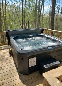 Peaceful Rustic Hideaway with Hot Tub, Fire Pit & Scenic Views in Berkeley Springs, West Virginia - Berkeley Springs , West Virginia - glamping.directory
