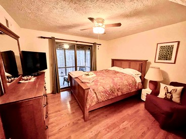 Peaceful Rustic Hideaway with Hot Tub, Fire Pit & Scenic Views in Berkeley Springs, West Virginia - Berkeley Springs , West Virginia - glamping.directory
