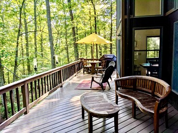 Peaceful Rustic Hideaway with Hot Tub, Fire Pit & Scenic Views in Berkeley Springs, West Virginia - Berkeley Springs , West Virginia - glamping.directory