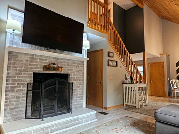Spacious Mountain Cabin with Hot Tub & Fire Pit near White Mountains, New Hampshire - Haverhill, New Hampshire - glamping.directory