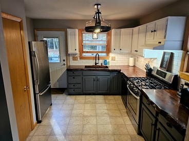 Spacious Mountain Cabin with Hot Tub & Fire Pit near White Mountains, New Hampshire - Haverhill, New Hampshire - glamping.directory
