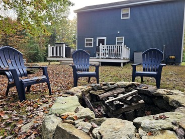 Spacious Mountain Cabin with Hot Tub & Fire Pit near White Mountains, New Hampshire - Haverhill, New Hampshire - glamping.directory