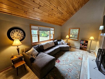 Spacious Mountain Cabin with Hot Tub & Fire Pit near White Mountains, New Hampshire - Haverhill, New Hampshire - glamping.directory