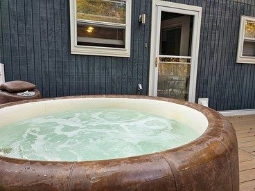 Spacious Mountain Cabin with Hot Tub & Fire Pit near White Mountains, New Hampshire - Haverhill, New Hampshire - glamping.directory