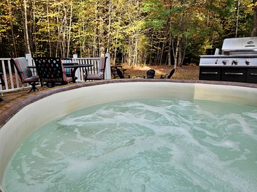 Spacious Mountain Cabin with Hot Tub & Fire Pit near White Mountains, New Hampshire - Haverhill, New Hampshire - glamping.directory