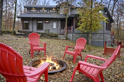 Stunning Cabin with Games Perfect for Families in Broken Bow, Oklahoma - Broken Bow, Oklahoma - glamping.directory