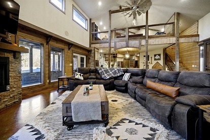 Stunning Cabin with Games Perfect for Families in Broken Bow, Oklahoma - Broken Bow, Oklahoma - glamping.directory