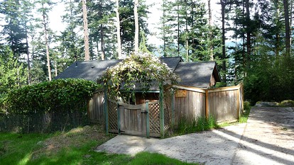 Waterfront Cabin Rental with a Full Kitchen on Orcas Island in Washington - glamping.directory