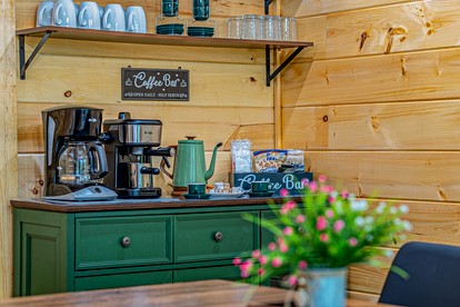 Cozy Mountain Cabin Retreat with Hot Tub, Fire Pit, and Game Room for Relaxing Getaways in Sevierville, Tennessee - Sevierville, Tennessee - glamping.directory