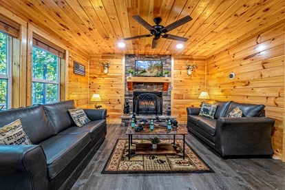 Cozy Mountain Cabin Retreat with Hot Tub, Fire Pit, and Game Room for Relaxing Getaways in Sevierville, Tennessee - Sevierville, Tennessee - glamping.directory