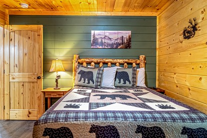 Cozy Mountain Cabin Retreat with Hot Tub, Fire Pit, and Game Room for Relaxing Getaways in Sevierville, Tennessee - Sevierville, Tennessee - glamping.directory