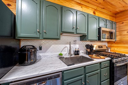 Cozy Mountain Cabin Retreat with Hot Tub, Fire Pit, and Game Room for Relaxing Getaways in Sevierville, Tennessee - Sevierville, Tennessee - glamping.directory