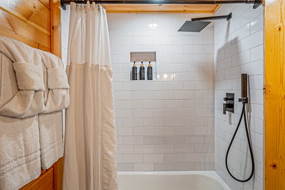 Cozy Mountain Cabin Retreat with Hot Tub, Fire Pit, and Game Room for Relaxing Getaways in Sevierville, Tennessee - Sevierville, Tennessee - glamping.directory